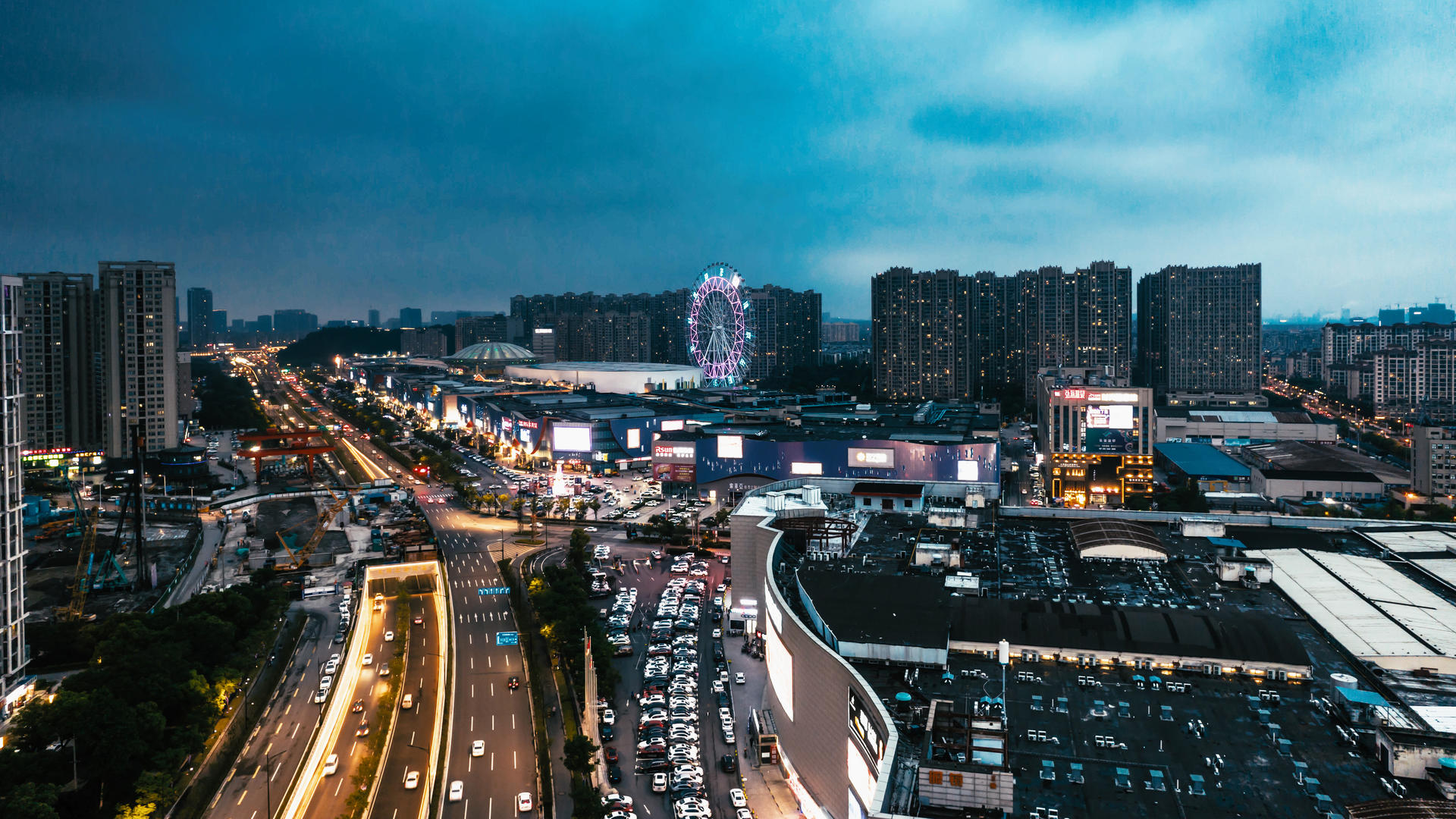 8K航拍延时南京地标江北新区弘阳广场夜景车流视频的预览图