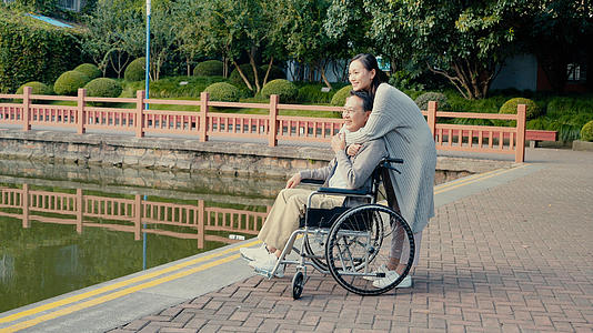 推坐轮椅的父亲逛公园视频的预览图