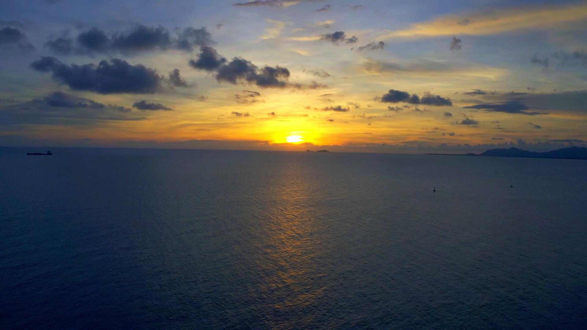 4K航拍海面日落视频素材视频的预览图