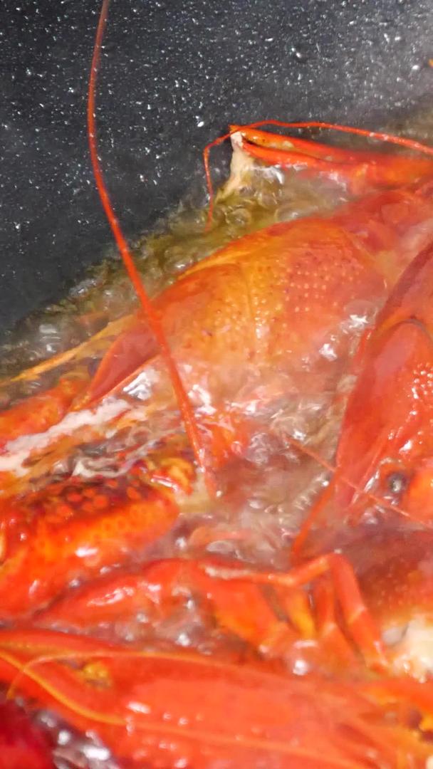 小龙虾油炸小龙虾油焖大虾麻小虾视频的预览图