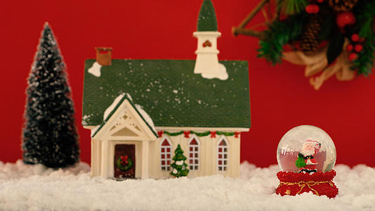 红色的圣诞小屋视频的预览图