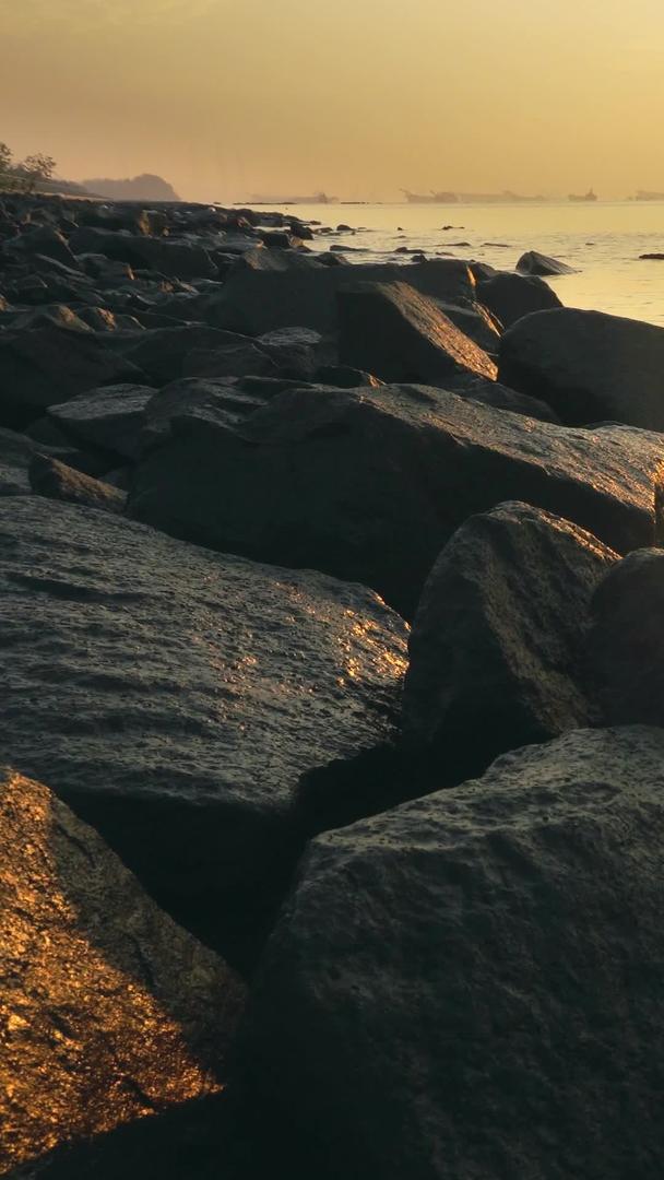 实拍海边清晨唯美海浪石头视频素材视频的预览图