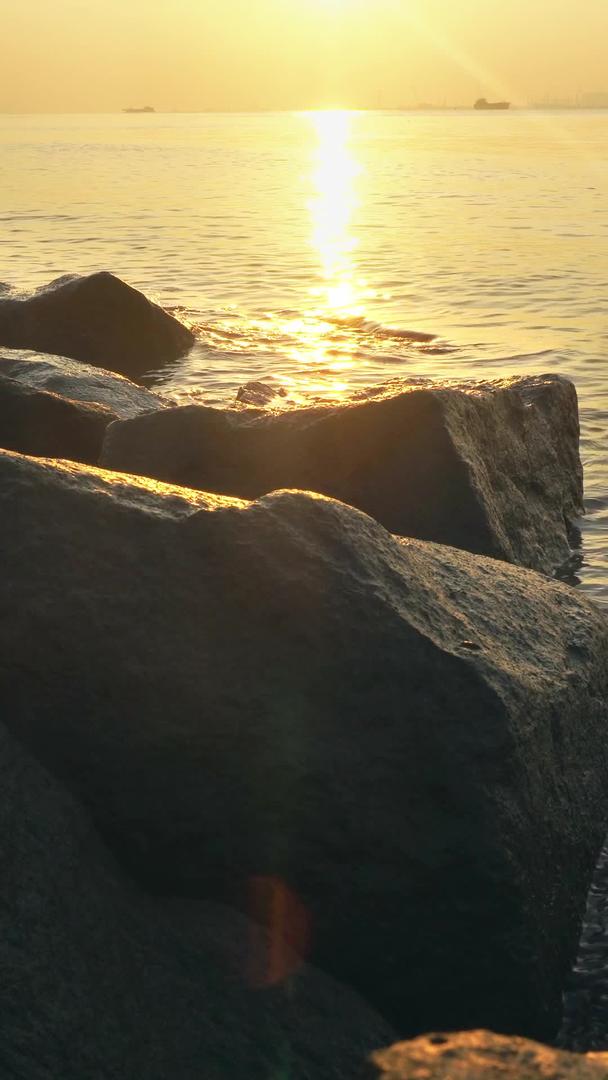 实拍海边清晨唯美海浪石头视频素材视频的预览图