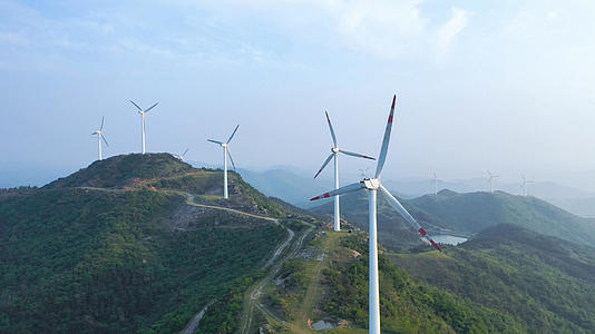 航拍工业清洁能源山顶风车发电机自然环保4k素材视频的预览图