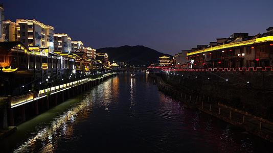 云南丽江古色古香古城夜景灯光秀视频的预览图