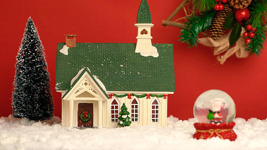 红色背景的圣诞小屋视频的预览图