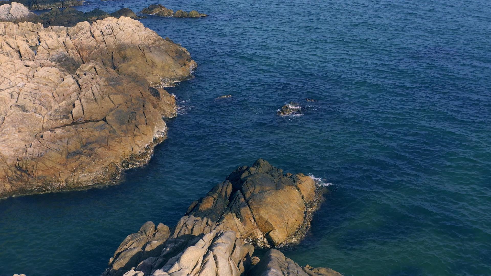 4K航拍海水浪花击打石头视频素材视频的预览图