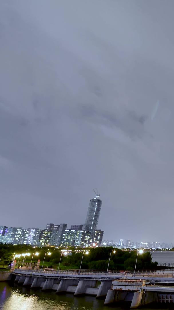 深圳湾暴雨云团延迟摄影视频的预览图