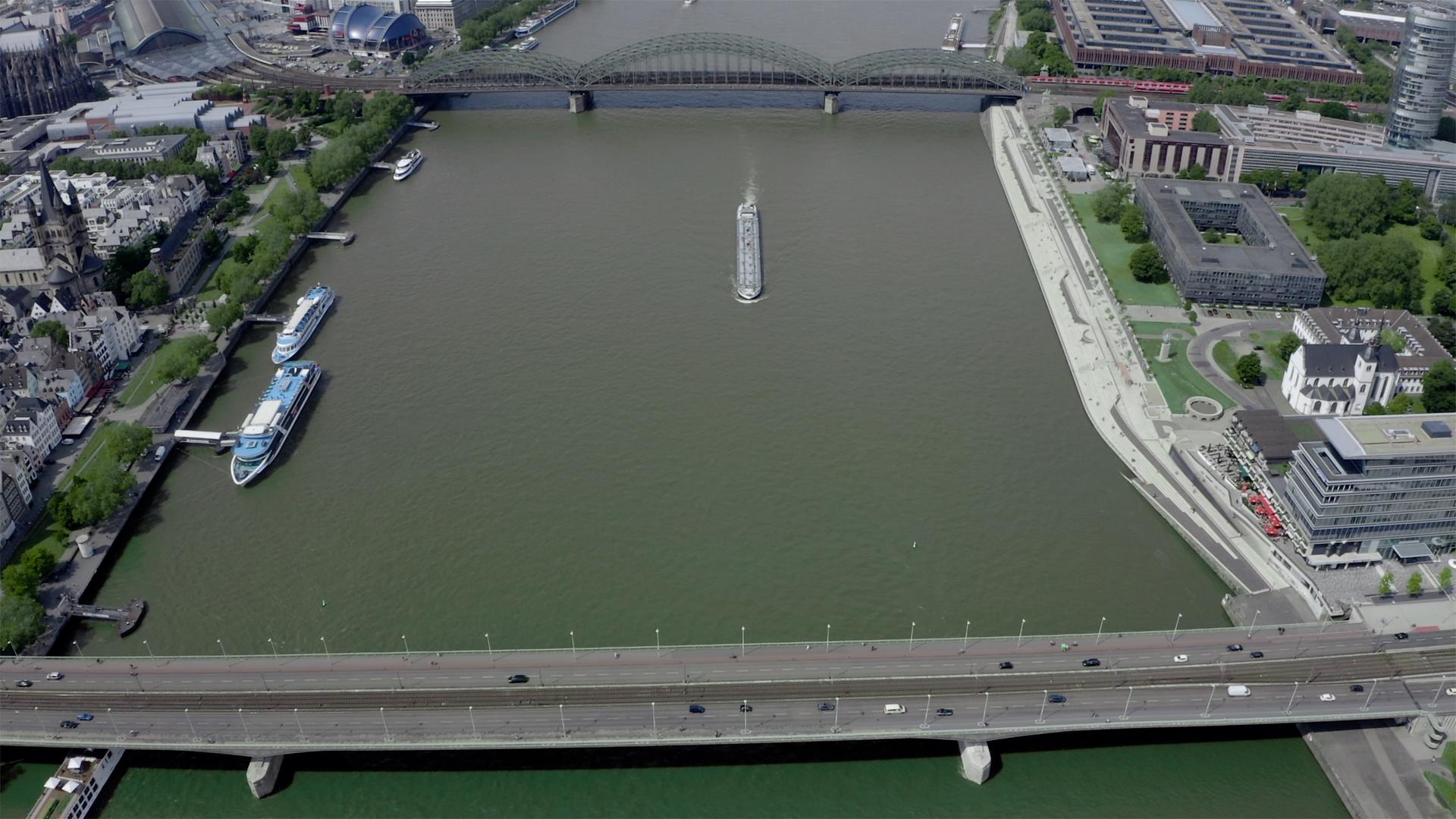 美因河上的德国货船视频的预览图