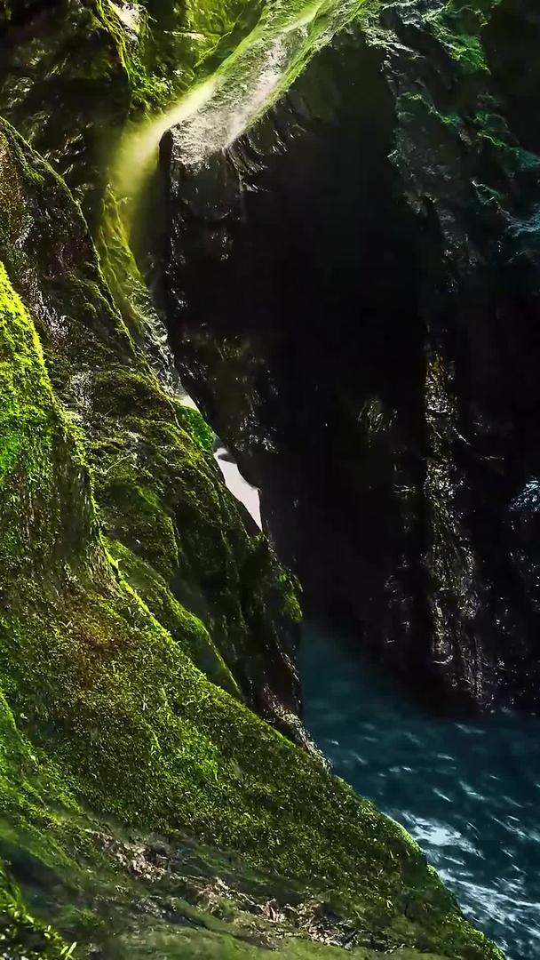 山间小溪瀑布水流延迟视频的预览图