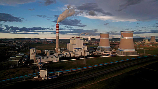 5k航拍夕阳下的大型企业火力发电厂视频的预览图
