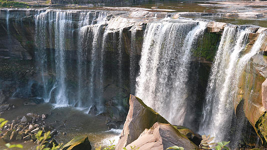 四川广安县天然低坑自然景观湟龙峡大瀑布旅游4k素材视频的预览图