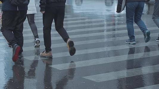4k实拍雨天的人群过马路脚步视频的预览图