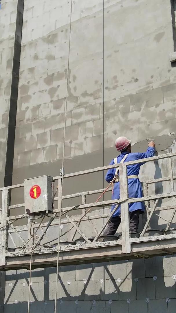高空作业农民工装修建筑外墙视频的预览图