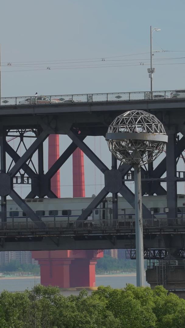 集城市武汉长江大桥交通道路江景轨道火车物流轮船货运材料材料视频的预览图