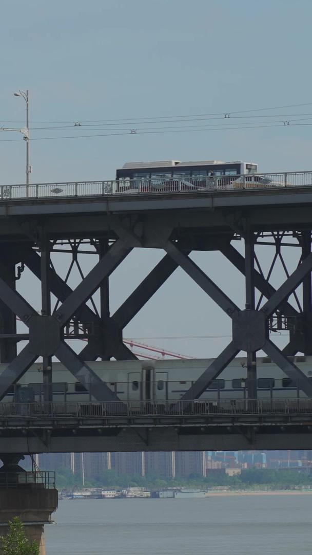 集城市武汉长江大桥交通道路江景轨道火车物流轮船货运材料材料视频的预览图