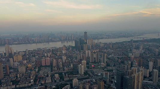 航拍晚霞天远眺长江和城市建筑视频的预览图