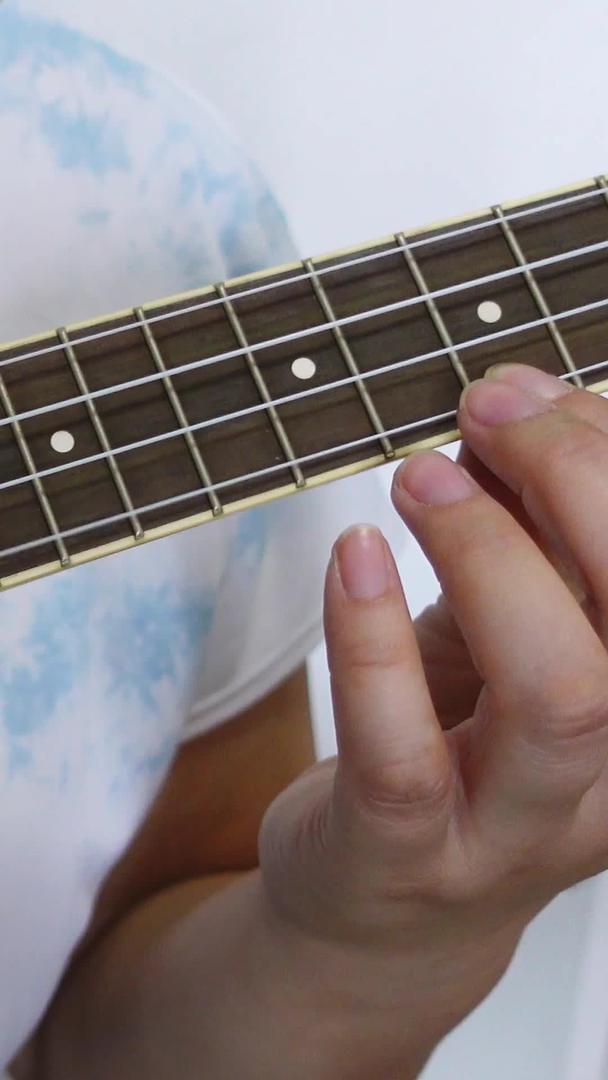 小吉他西洋乐器尤克里里演奏素材视频的预览图