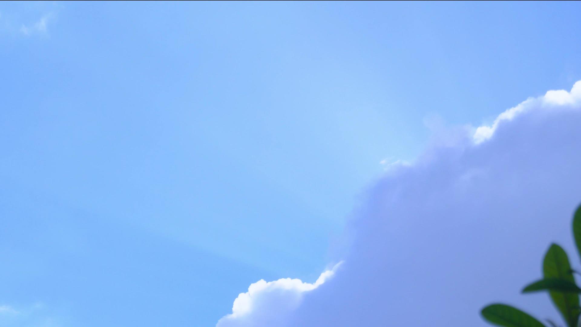 蓝天白云夕阳天空耶稣光视频的预览图
