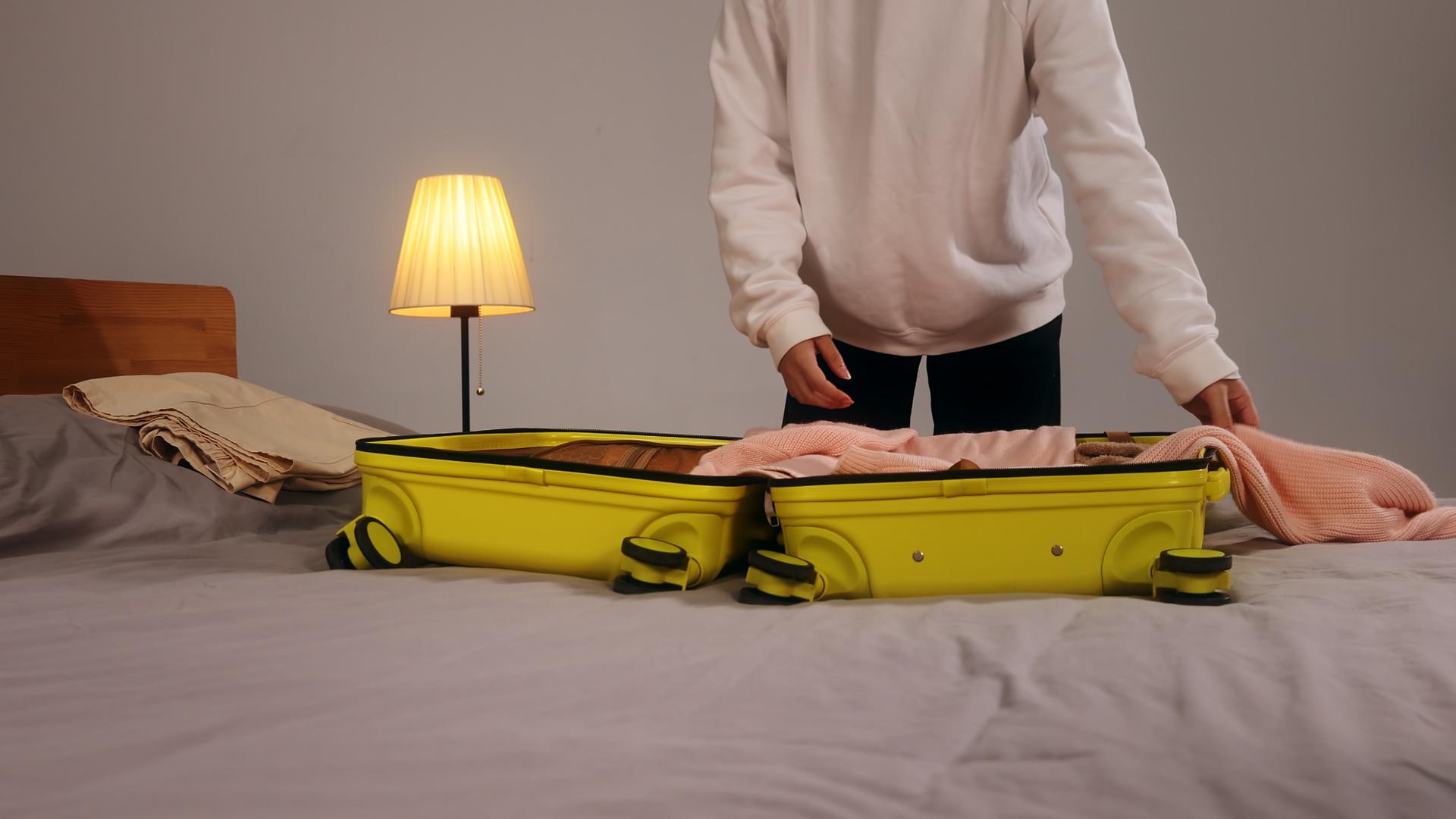 卧室整理行李箱视频的预览图