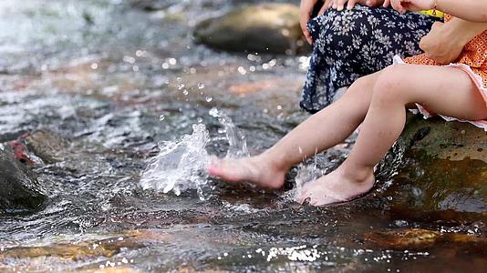 4K实拍夏季母亲儿童溪水河边玩耍水视频的预览图