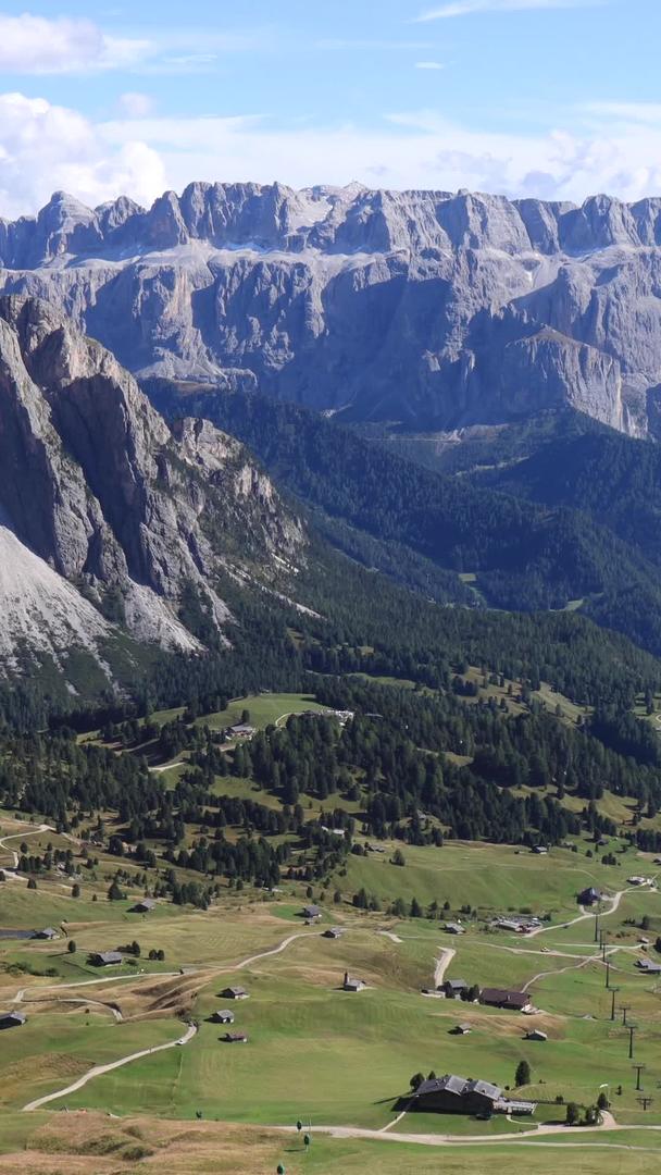 阿尔卑斯山区自然风光蓝天白云田园风光延时视频视频的预览图