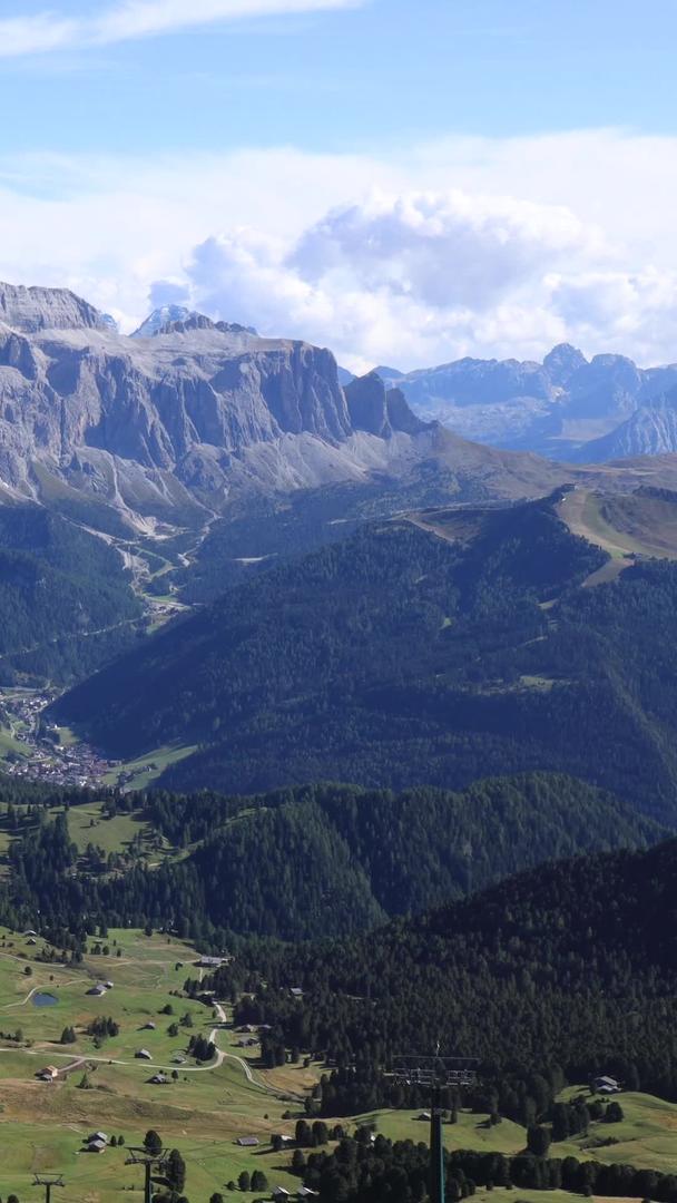 阿尔卑斯山区自然风光蓝天白云田园风光延时视频视频的预览图