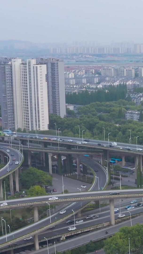 南京双桥门立交桥枢纽航拍交通车辆视频的预览图