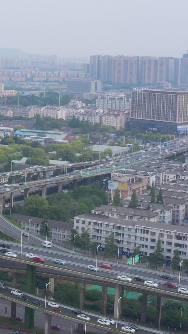 南京双桥门立交桥枢纽航拍交通车辆视频的预览图