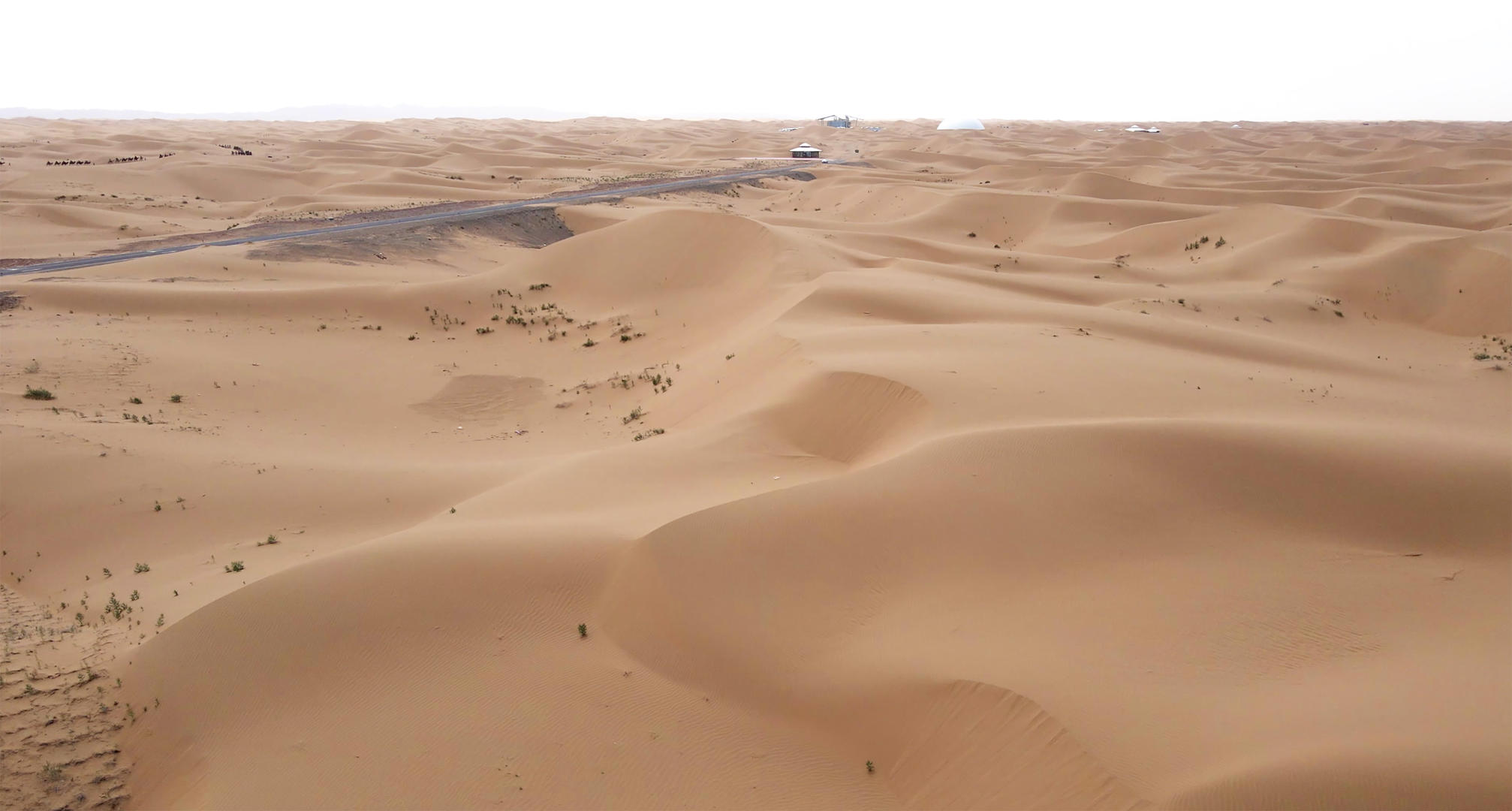 4k实拍宁夏沙坡头5A景区沙漠道路视频的预览图
