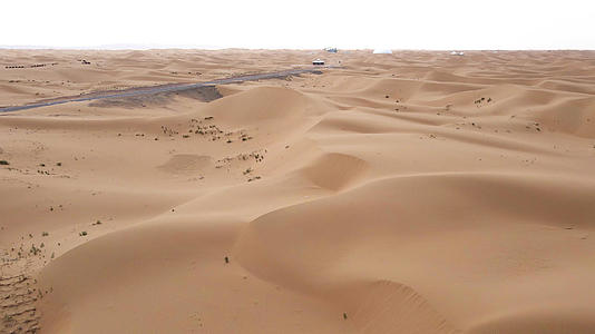 4k实拍宁夏沙坡头5A景区沙漠道路视频的预览图
