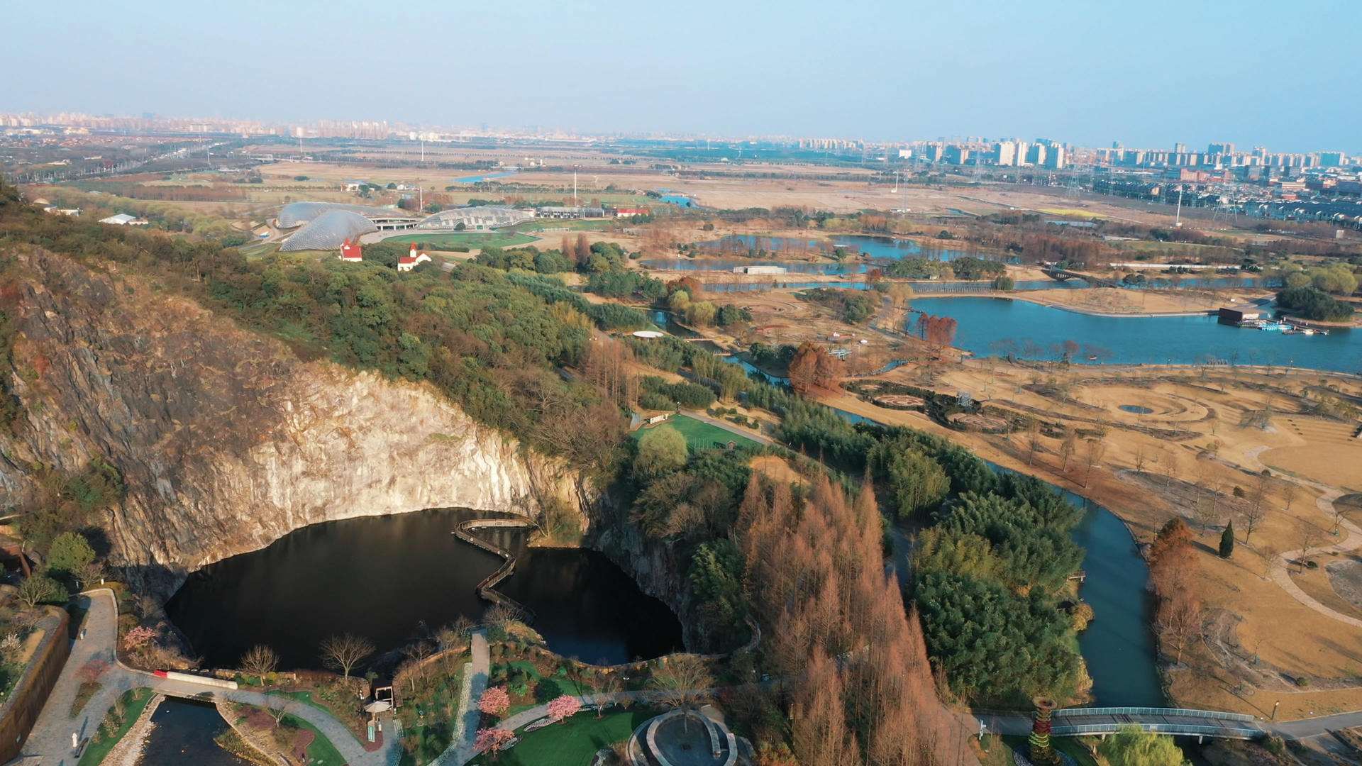 上海松江辰山植物园矿坑植物景观视频的预览图