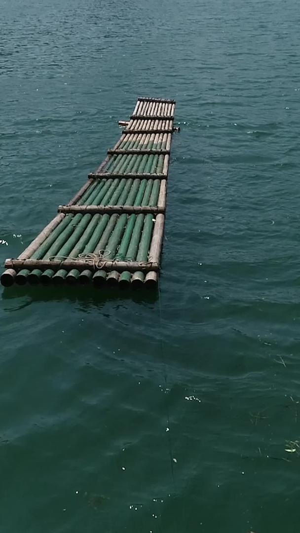 竹筏在江上航拍视频的预览图