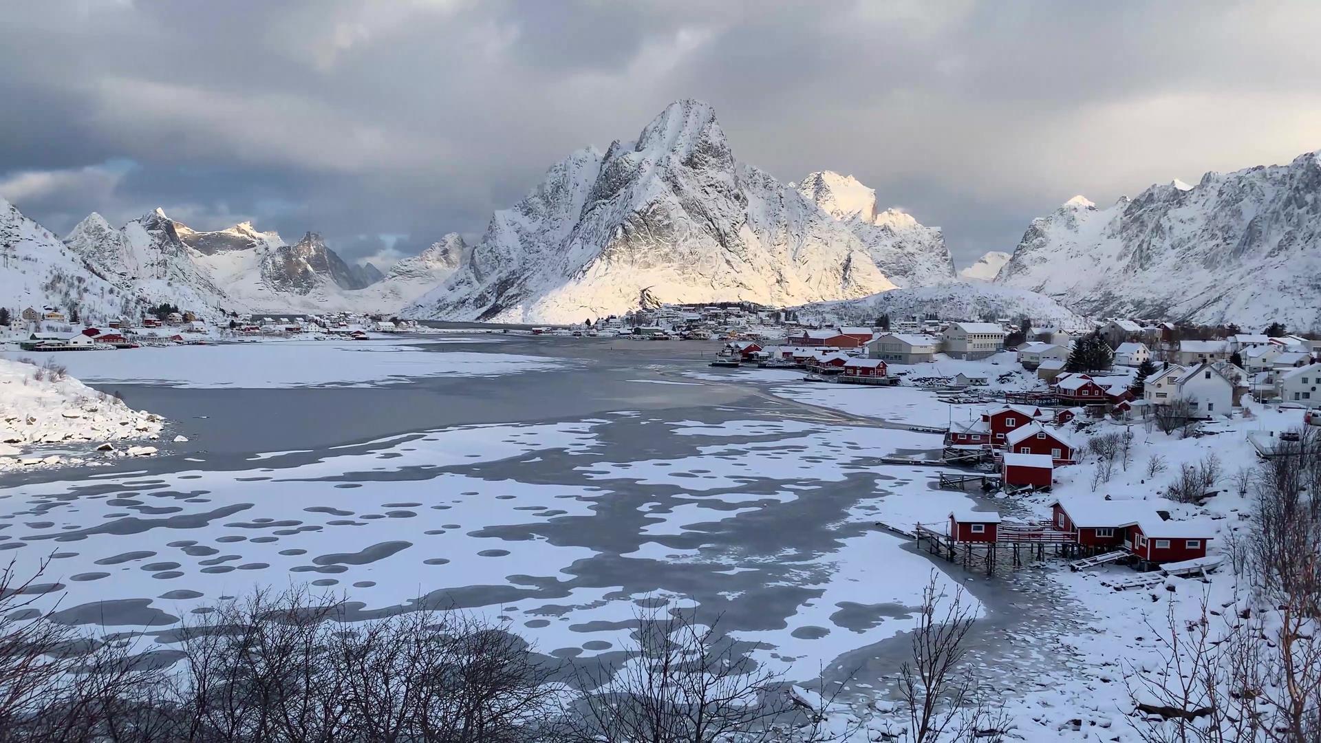 挪威著名的旅游胜地罗弗敦群岛自然风光视频的预览图
