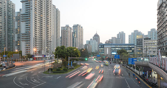 上海商业街高楼大厦车流夜景4K延时视频的预览图