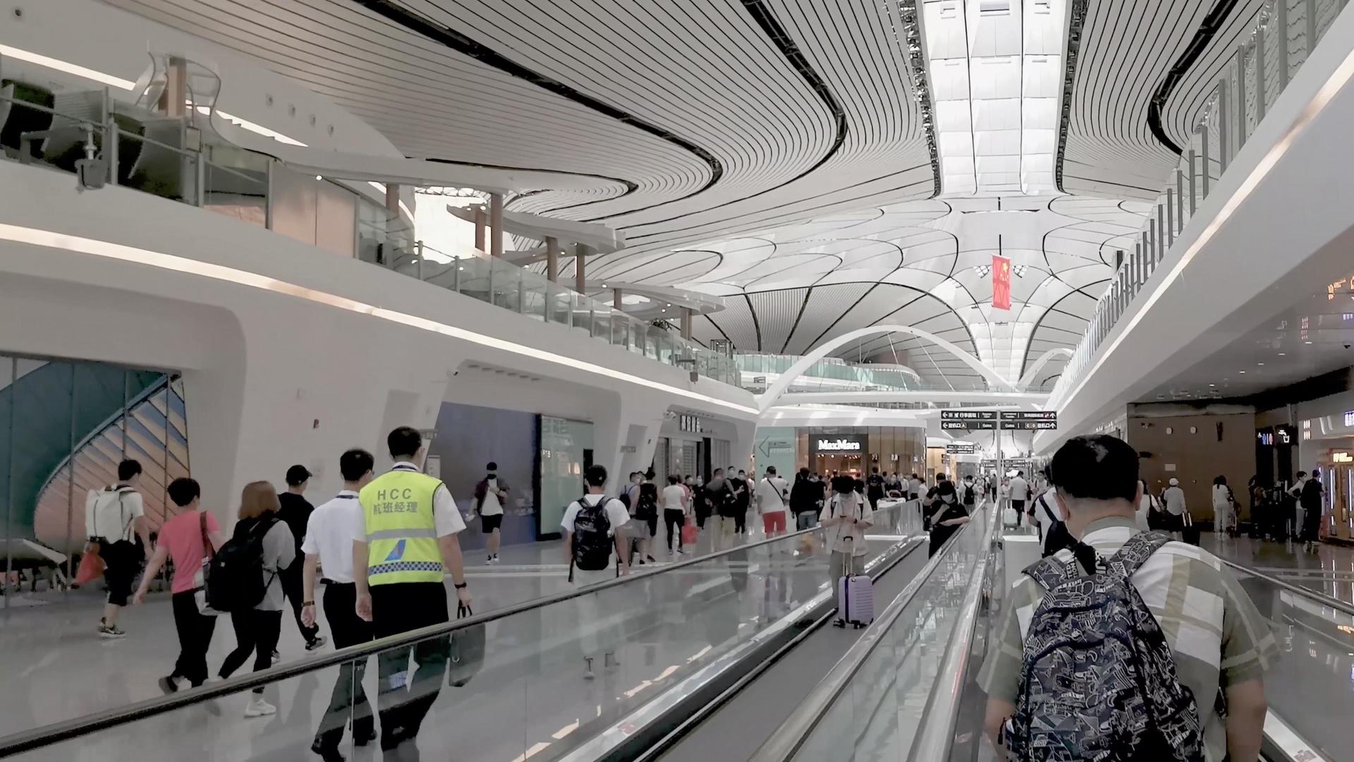 4K北京机场繁忙运转商旅人群视频的预览图
