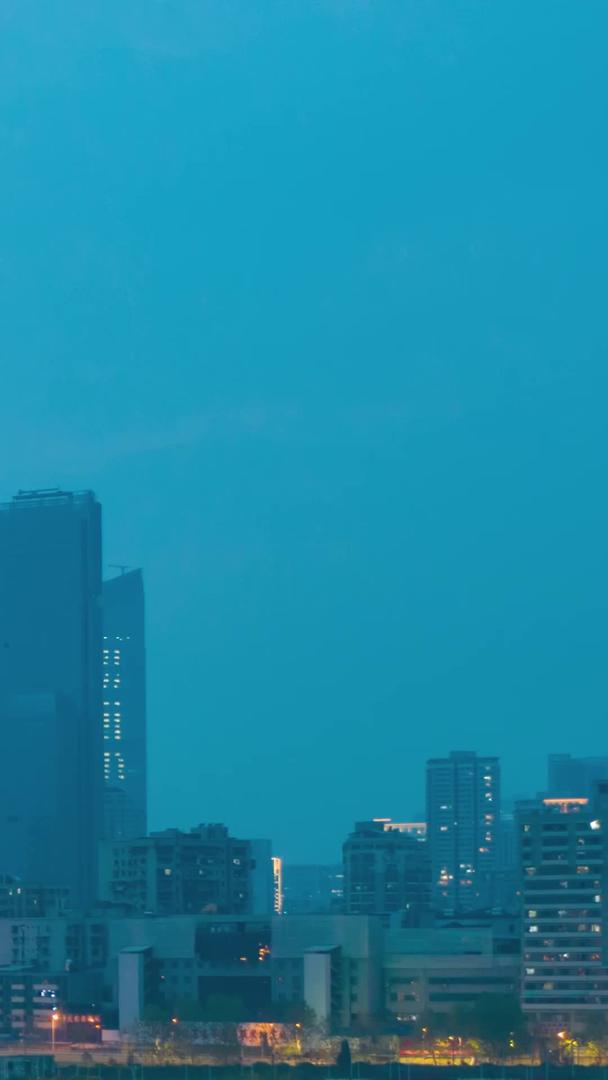 武汉红色晴川桥航拍延时摄影夜景视频的预览图