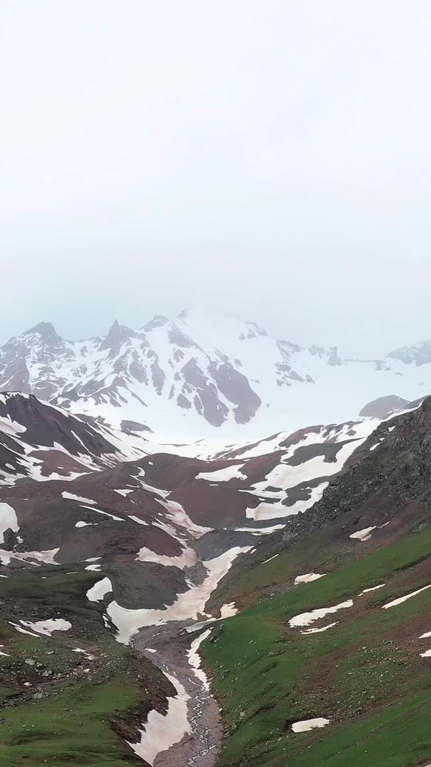 新疆天山雪山风景新疆航拍视频的预览图