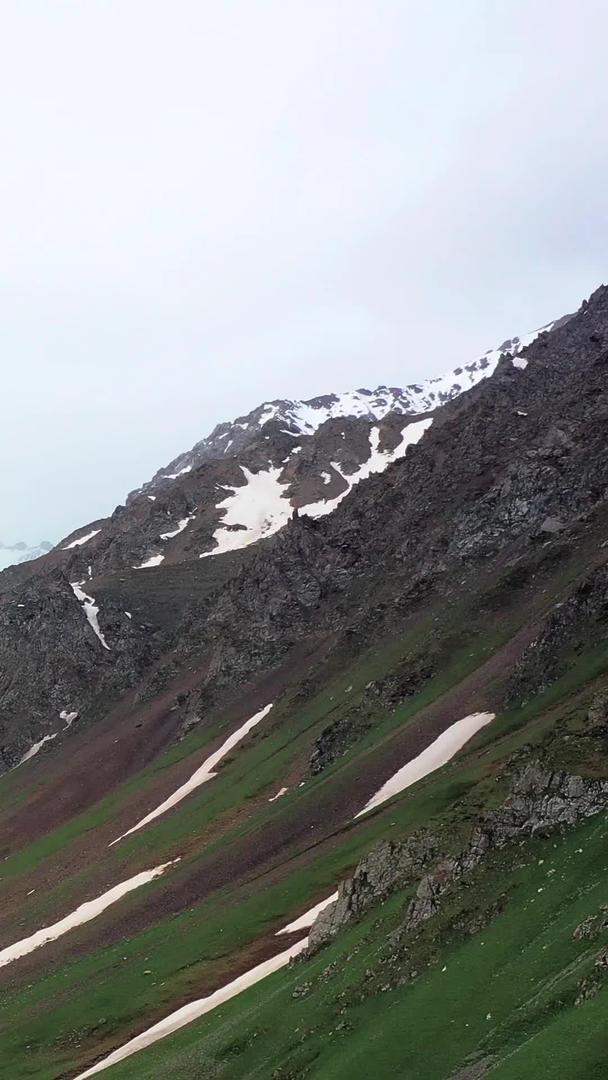新疆天山雪山风景新疆航拍视频的预览图
