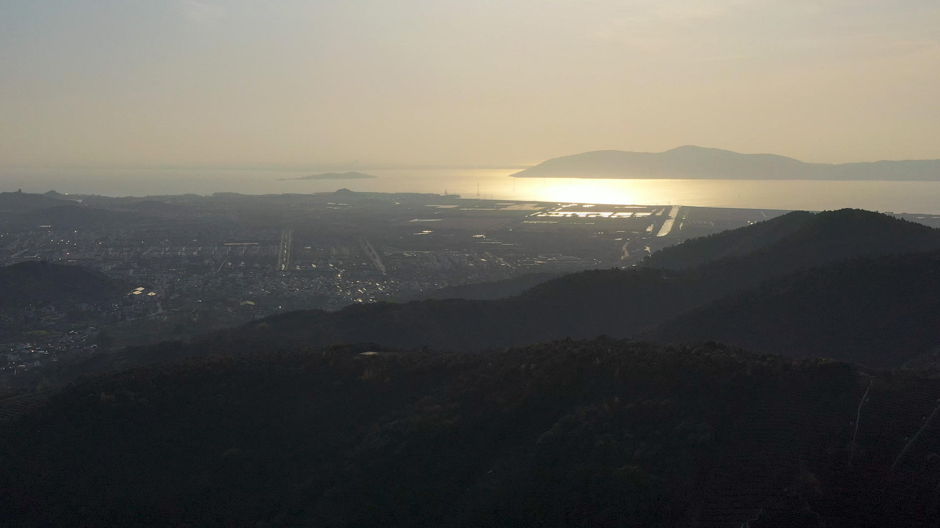 4K航拍苏州太湖的清晨视频的预览图