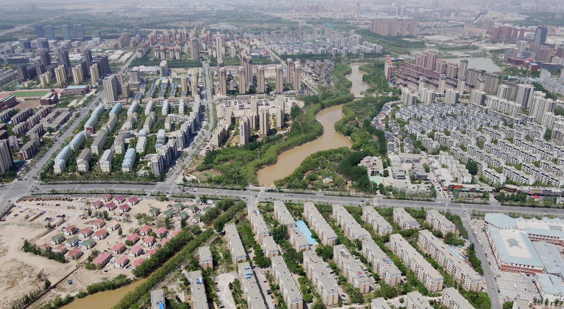 4k航拍宁夏银川住宅楼与穿城而过的黄河视频的预览图