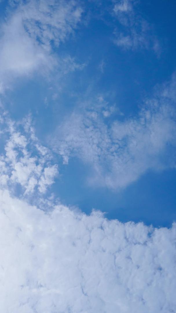 清新的蓝天白云下太阳云下视频的预览图