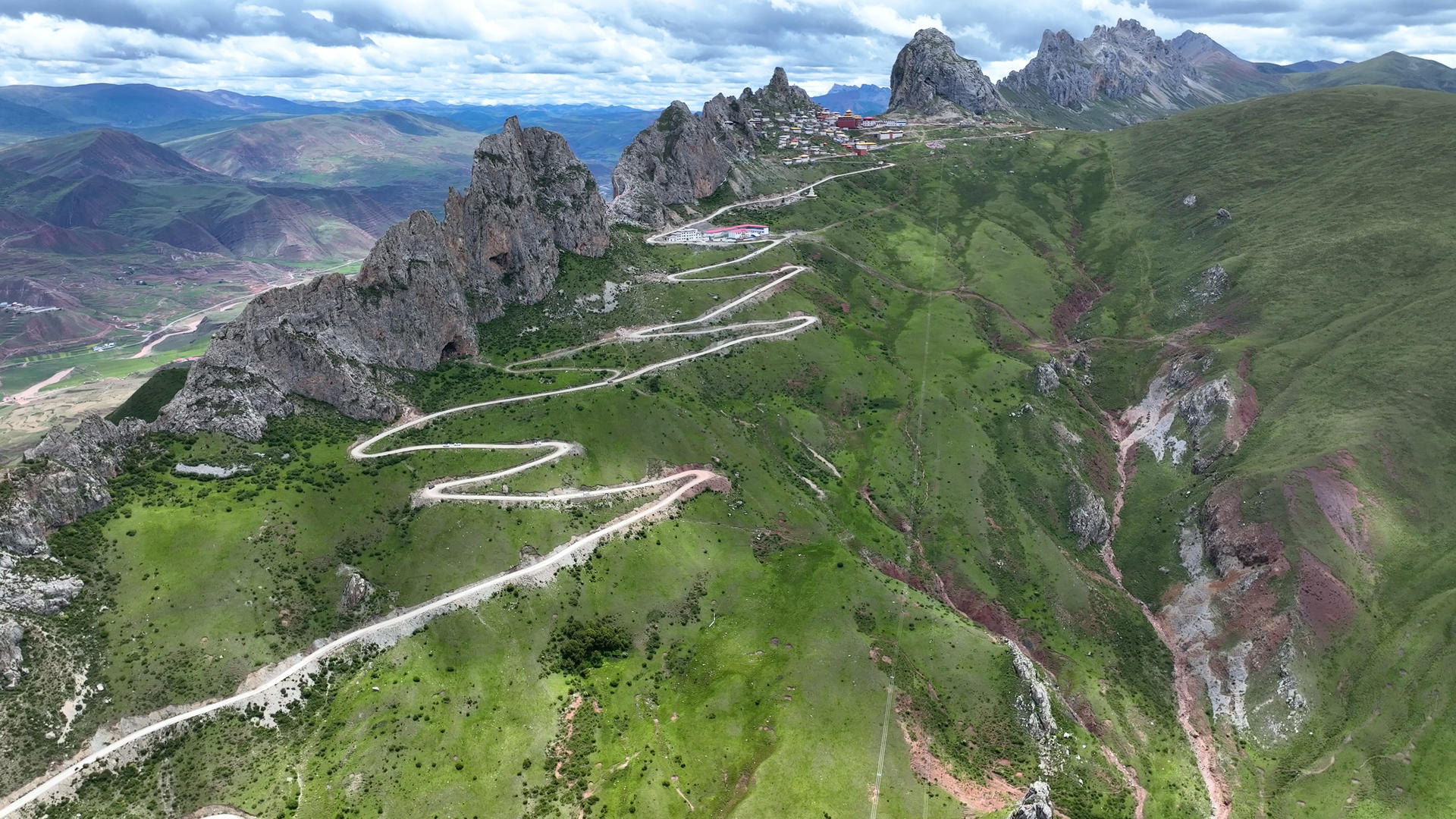 西藏旅游川藏线国道317蜿蜒曲折山路4k素材视频的预览图