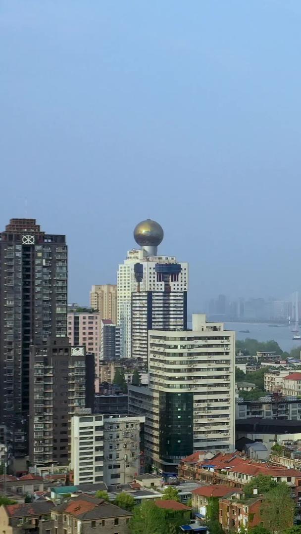 武汉汉口江滩航拍和长江风光视频的预览图