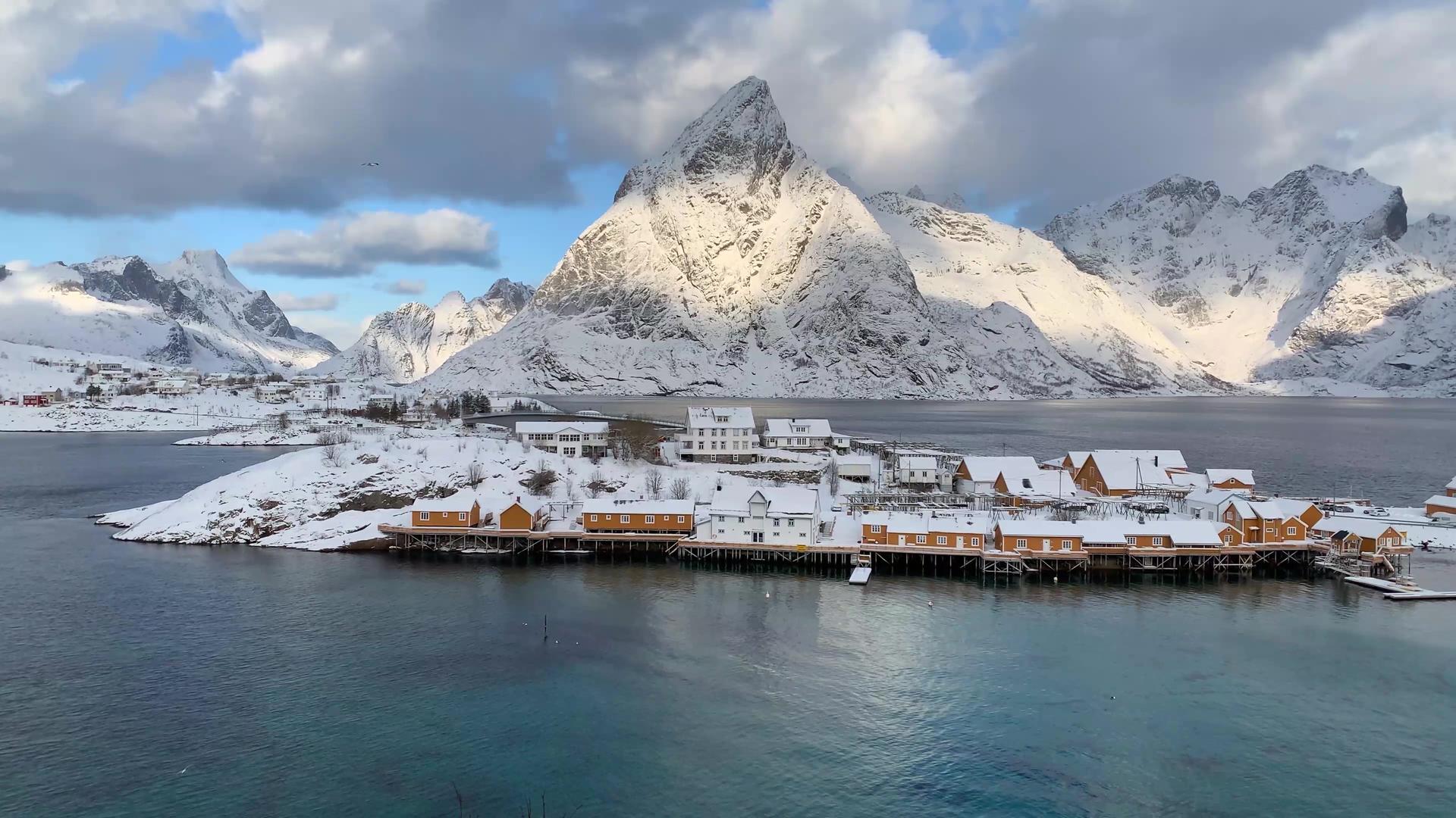 纯净优美的挪威罗弗敦群岛上的渔村视频的预览图