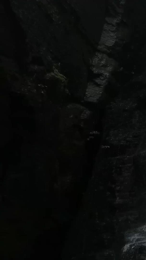 真实的悬崖流水视频的预览图