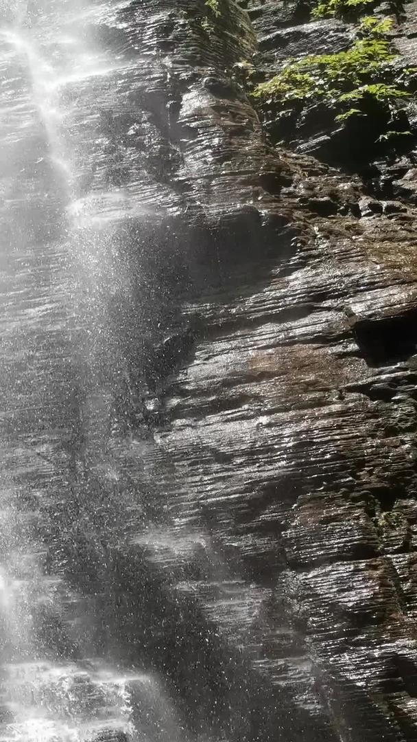真实的悬崖流水视频的预览图