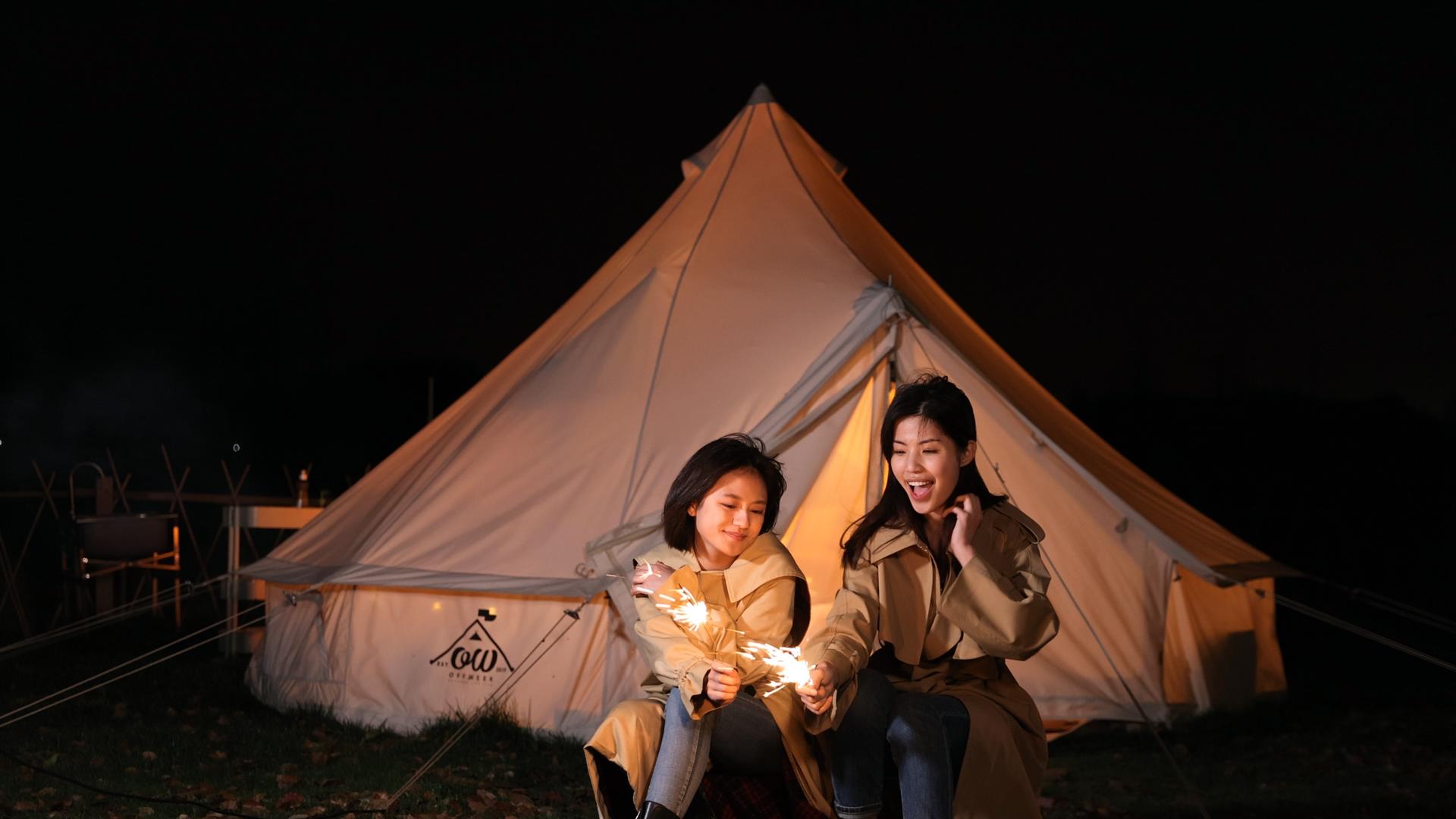 4K升格夜晚闺蜜两人在帐篷前放仙女棒烟花视频的预览图