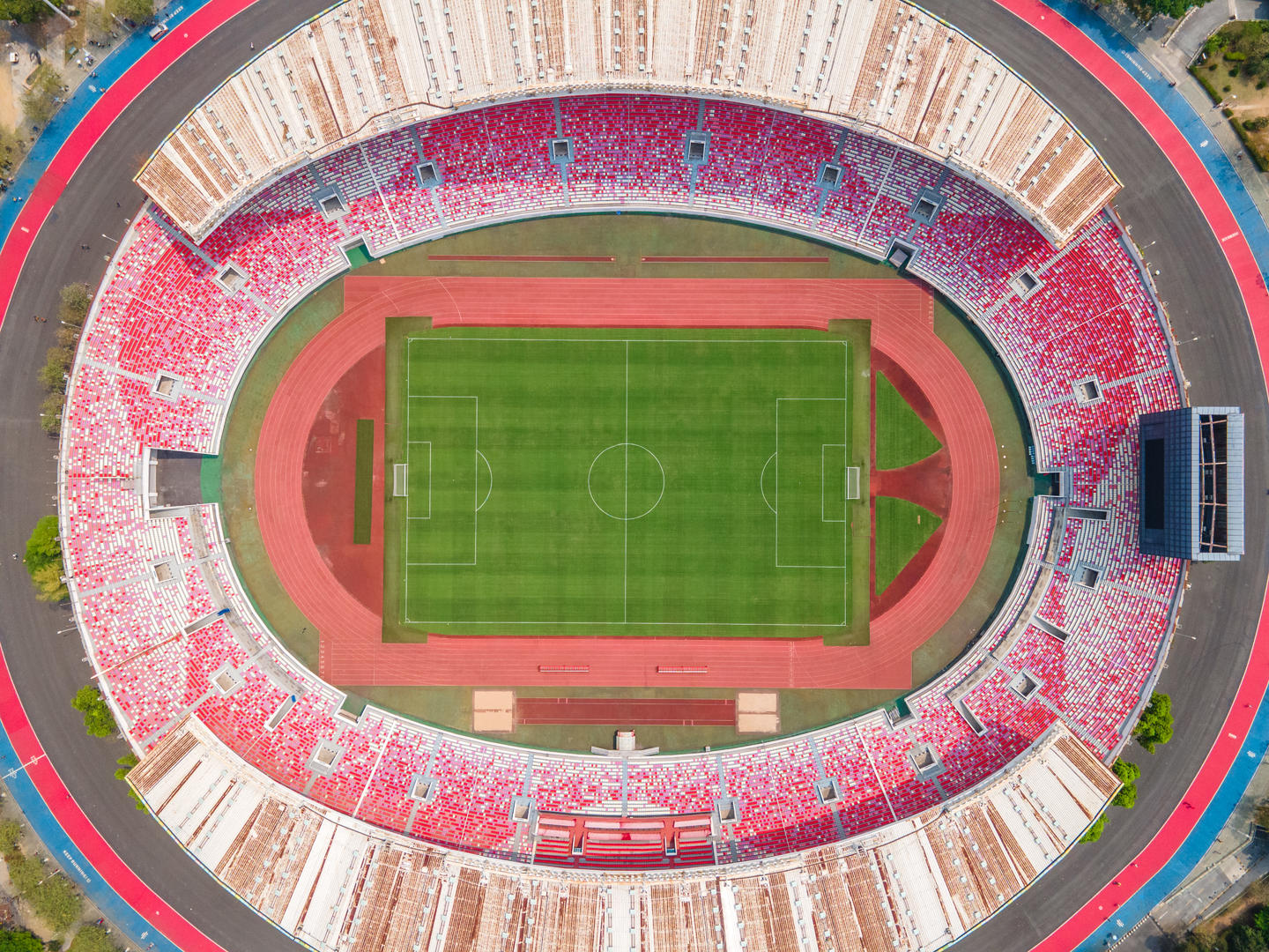 4k航拍广州珠江新城体育中心视频的预览图