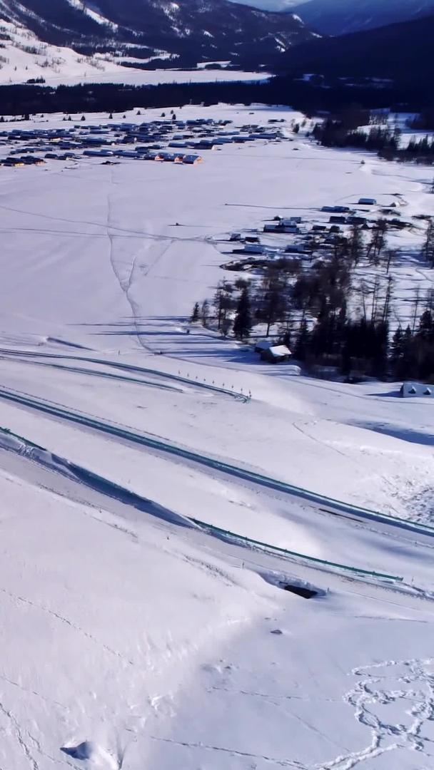 在雪山上行驶的汽车集合视频的预览图